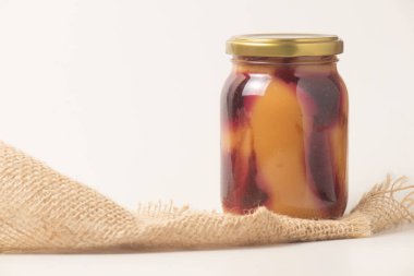 Latin Amerika tatlı karamelli Manjar ya da çilekli Dulce de leche. Beyaz arkaplanda izole