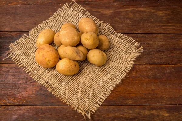Batatas Frescas Cruas Empilhadas Mesa Madeira Espaço Cópia Texto Estilo — Fotografia de Stock