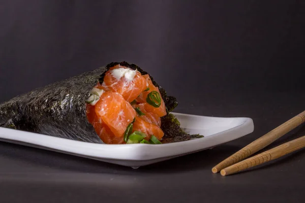 Sushi Temaki Salmón Sobre Plato Blanco Fondo Negro — Foto de Stock