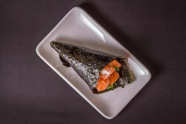 黑底白盘上的三文鱼寿司 — 图库照片
