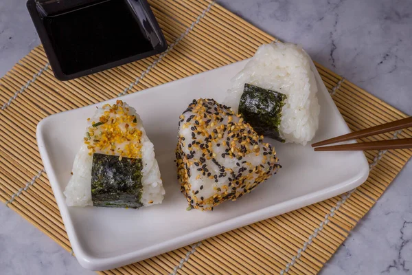 Onigiri 日本食品 日本米球 米三角海藻 — 图库照片