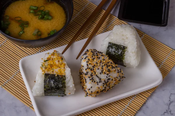 Onigiri 日本食品 日本米球 米三角海藻 — 图库照片