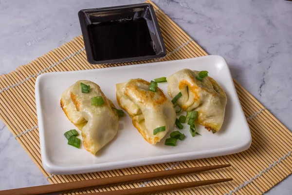 Gyoza Tradiční Asijská Kuchyně Těstoviny Nádivkou Hovězího Vepřového Nebo Zeleninového — Stock fotografie