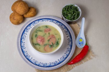 Caldo Verde Çorbası, Portekiz mutfağında yeşil sebzeli ve üzerine dilimlenmiş seramik kase ve bir parça ekmek ve biberli popüler bir çorbadır. Üst Görünüm