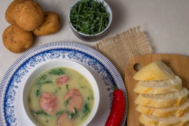 Caldo Verde Çorbası, Portekiz mutfağında yeşil sebzeli ve üzerine dilimlenmiş seramik kase ve bir parça ekmek ve biberli popüler bir çorbadır. Üst Görünüm