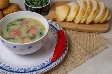 Caldo Verde Çorbası, Portekiz mutfağında yeşil sebzeli ve üzerine dilimlenmiş seramik kase ve bir parça ekmek ve biberli popüler bir çorbadır. Üst Görünüm