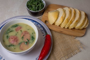 Caldo Verde Çorbası, Portekiz mutfağında yeşil sebzeli ve üzerine dilimlenmiş seramik kase ve bir parça ekmek ve biberli popüler bir çorbadır. Üst Görünüm