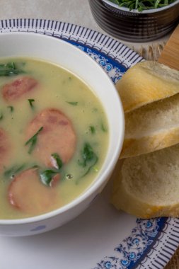 Caldo Verde Çorbası, Portekiz mutfağında yeşil sebzeli ve üzerine dilimlenmiş seramik kase ve bir parça ekmek ve biberli popüler bir çorbadır. Üst Görünüm