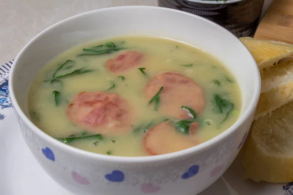 베르데 Caldo Verde Soup 포르투갈 요리에서 수프로 세라믹 그릇과 조각에 스톡 사진