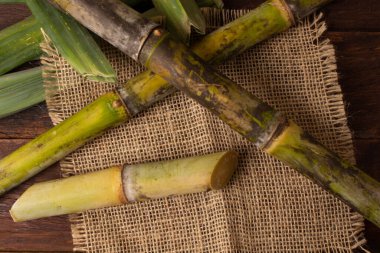 Cachaca, Brezilya 'da şeker kamışı ile yapılan tipik bir alkollü içeceğin adıdır. Brezilya 'dan geleneksel bir içecek..