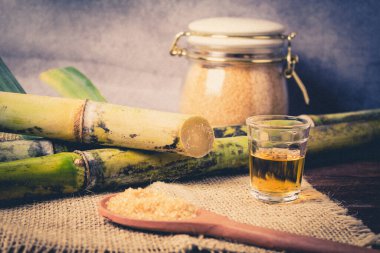 Cachaca, Brezilya 'da şeker kamışı ile yapılan tipik bir alkollü içeceğin adıdır. Brezilya 'dan geleneksel bir içecek..