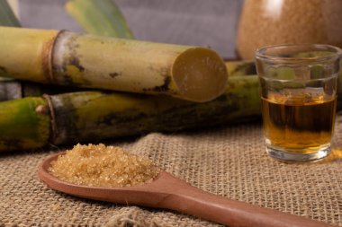 Cachaca, Brezilya 'da şeker kamışı ile yapılan tipik bir alkollü içeceğin adıdır. Brezilya 'dan geleneksel bir içecek..