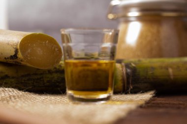 Cachaca, Brezilya 'da şeker kamışı ile yapılan tipik bir alkollü içeceğin adıdır. Brezilya 'dan geleneksel bir içecek..