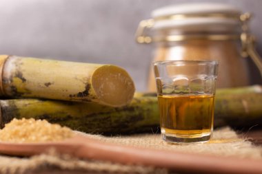 Cachaca, Brezilya 'da şeker kamışı ile yapılan tipik bir alkollü içeceğin adıdır. Brezilya 'dan geleneksel bir içecek..