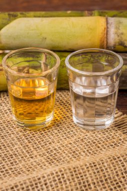 Cachaca, Brezilya 'da şeker kamışı ile yapılan tipik bir alkollü içeceğin adıdır. Brezilya 'dan geleneksel bir içecek..