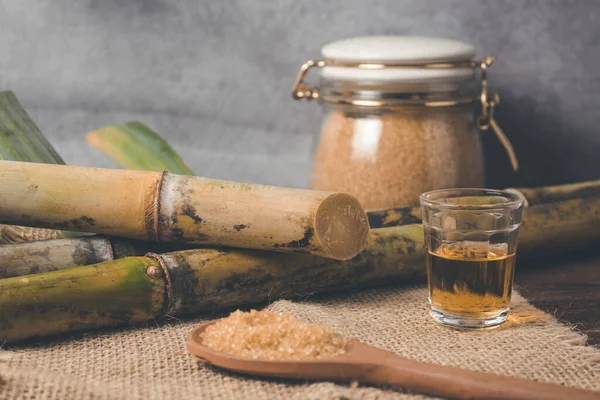 Cachaca, Brezilya 'da şeker kamışı ile yapılan tipik bir alkollü içeceğin adıdır. Brezilya 'dan geleneksel bir içecek..