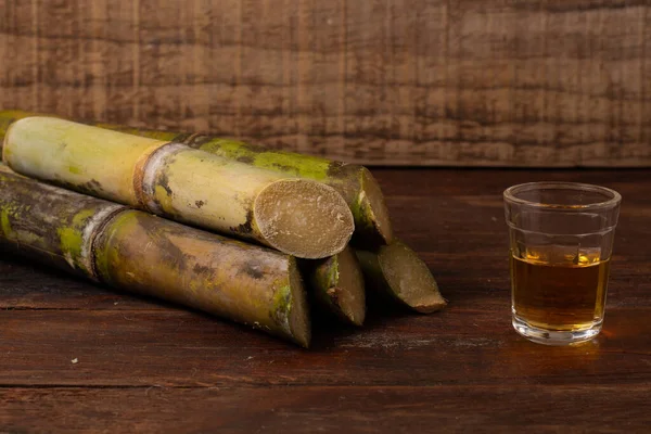 사탕수수로 브라질 생산되는 전형적 음료의 이름이다 브라질에서 전통적 나무판 위에서 — 스톡 사진