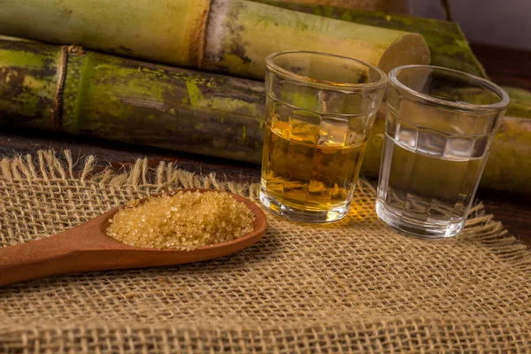사탕수수로 브라질 생산되는 전형적 음료의 이름이다 브라질에서 전통적 나무판 위에서 — 스톡 사진