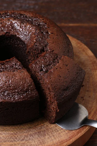 초콜릿 케이크를 집으로 가져와 위에서 로열티 프리 스톡 이미지