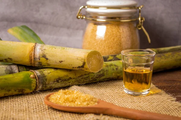 사탕수수로 브라질 생산되는 전형적 음료의 이름이다 브라질에서 전통적 나무판 위에서 스톡 이미지