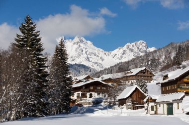 Kış manzarası. Avusturya Alpleri'nde küçük köy 