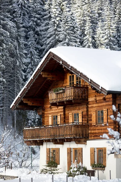 Vacaciones Invierno Casa Madera Las Montañas Cubiertas Nieve Primer Plano — Foto de Stock