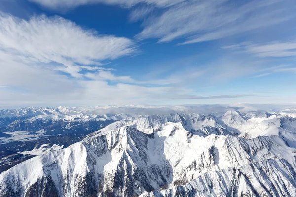 雪のある冬景色にオーストリア アルプスのピークが覆われています — ストック写真