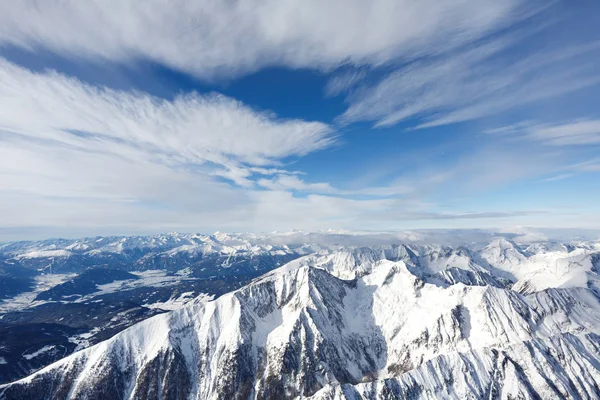 雲の雪に覆われたピークで山に Majestical シーン — ストック写真