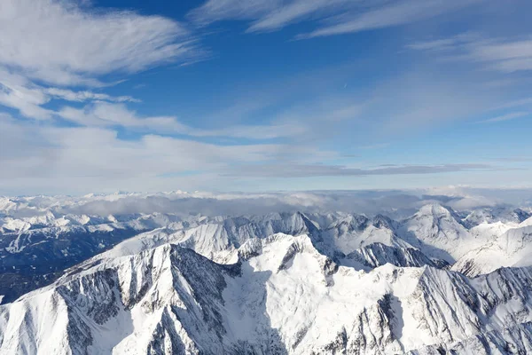 素晴らしい冬景色 山の頂上は雪で覆われています — ストック写真