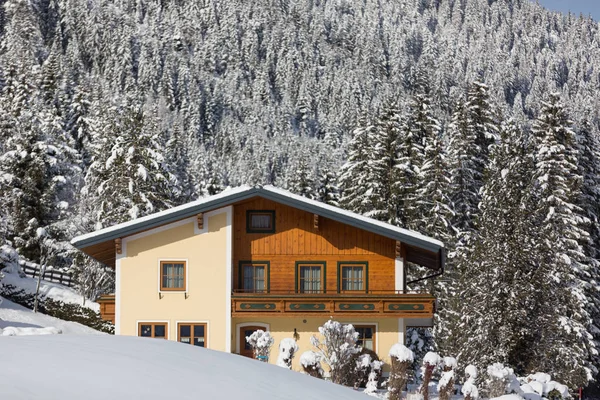 Традиционный Дом Отдыха Австрийских Альпах Зимний Пейзаж — стоковое фото