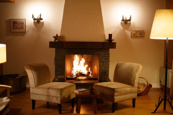 Уютная расслабляющая волшебная атмосфера в шале. Интерьер горного шале
 