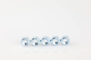 Beyaz arka plan üzerinde metal vida somun