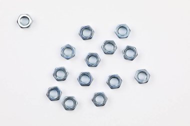 Beyaz arka plan üzerinde metal vida somun