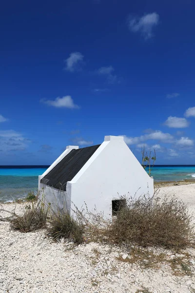 Białe chaty słowiańskie na wyspie Bonaire — Zdjęcie stockowe