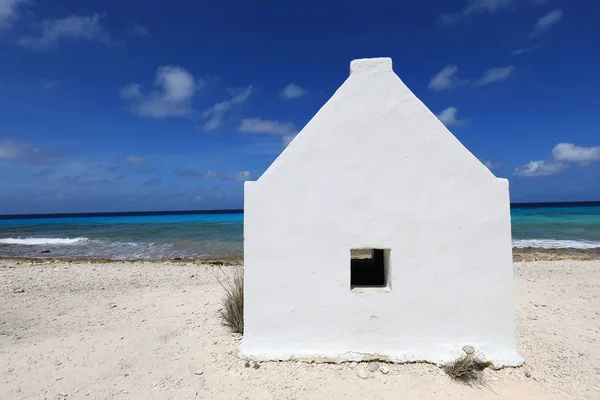 Bílá chatrč pro otroky na ostrově Bonaire — Stock fotografie