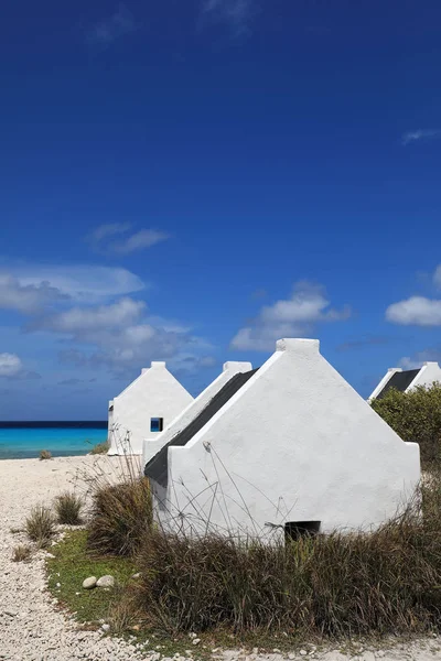 Białe niewolnicze chaty na wyspie Bonaire — Zdjęcie stockowe