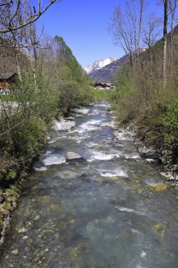 İsviçre 'nin Glarus, Elm köyüne yakın temiz suyu olan Sernf Nehri. 