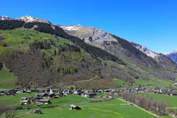 エルムと山の村 グラス スイスへの眺め — ストック写真