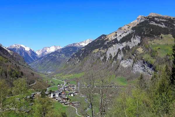 瑞士Glarus的Elm村和山区 免版税图库图片