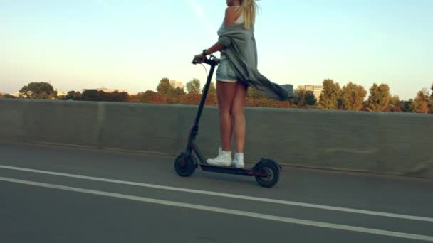 有吸引力的妇女乘坐电动踢滑板车 — 图库视频影像