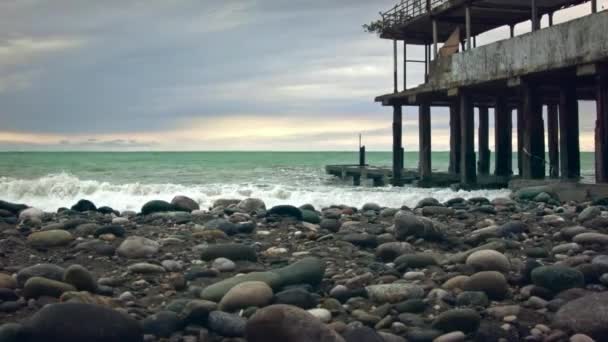 Fırtınalı Deniz Dalgaları Üzerinde Terk Edilmiş Binada Kırma Abhazya — Stok video