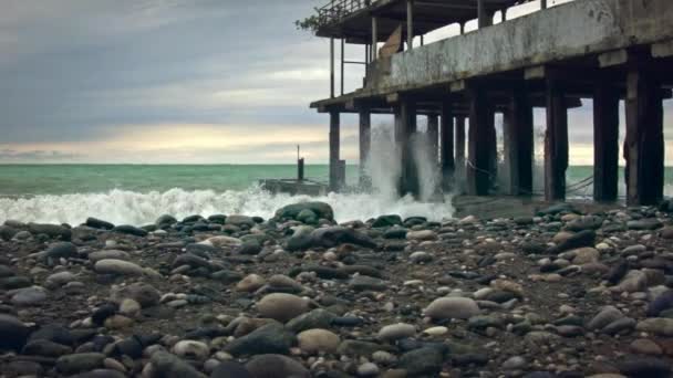 Stormy Sea Waves Quebrando Prédio Abandonado Abcásia — Vídeo de Stock