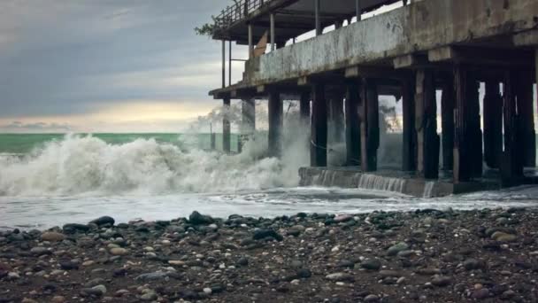 Θυελλώδεις Θάλασσα Κύματα Που Σκάνε Στην Εγκαταλειμμένο Κτίριο Αμπχαζία — Αρχείο Βίντεο