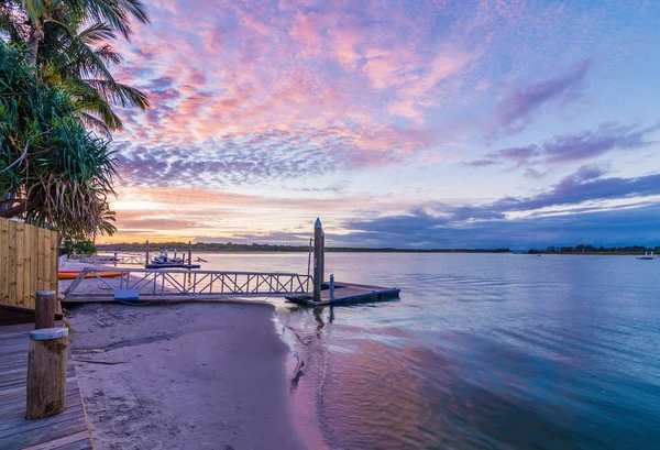 Noosa River Queensland Austrália Pôr Sol Com Céu Vibrante Imagens De Bancos De Imagens