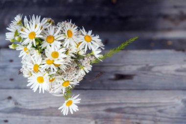 Papatya ile kır çiçekleri buketi.