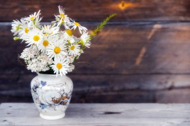 Papatya ile kır çiçekleri buketi.