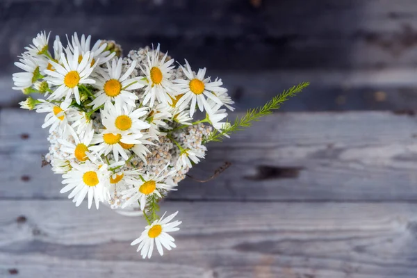 Papatya ile kır çiçekleri buketi.