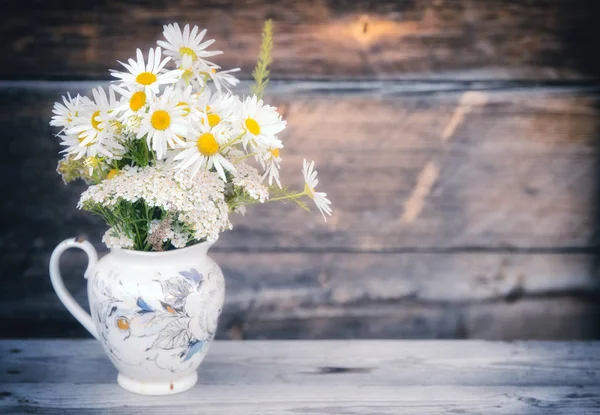 Papatyalar kavanozun içinde buket.