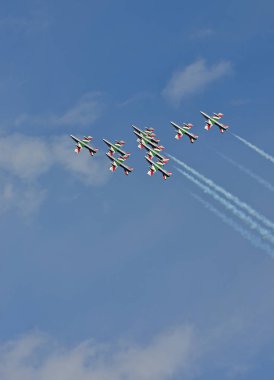 Sion, İsviçre - 15 Eylül 2017: Breitling Jet takım Breitling hava gösterisi