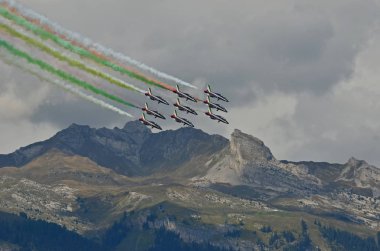 Sion, İsviçre - 15 Eylül 2017: Breitling Jet takım Breitling hava gösterisi